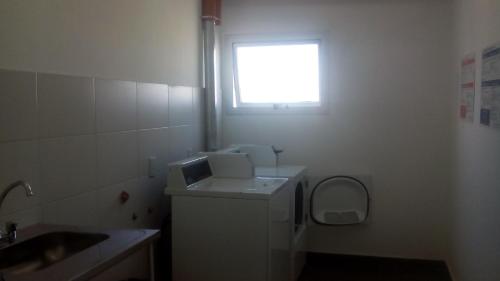 baño pequeño con lavabo y ventana en Departamento Bernardo de Irigoyen en Buenos Aires