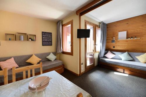 un salon avec un canapé et une table dans l'établissement Résidence Corail - Studio pour 4 Personnes 75, à Mâcot La Plagne