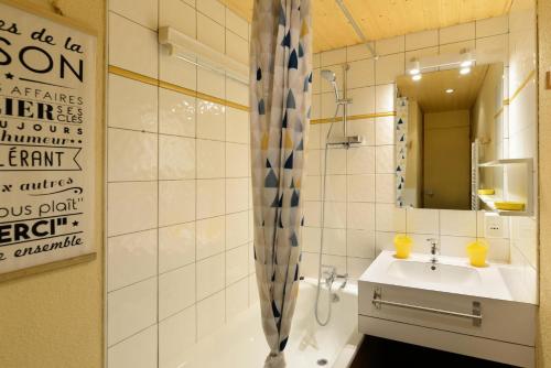 une salle de bain avec un lavabo et un miroir dans l'établissement Résidence Corail - Studio pour 4 Personnes 75, à Mâcot La Plagne