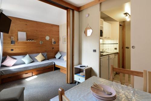 un salon avec un canapé et une cuisine dans l'établissement Résidence Corail - Studio pour 4 Personnes 75, à Mâcot La Plagne
