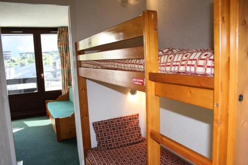 une chambre avec deux lits superposés dans une pièce dans l'établissement Résidence Home Club 1 - Plusieurs studios disponibles pour vos séjours en famille ou entre amis MAE-3788, à Tignes