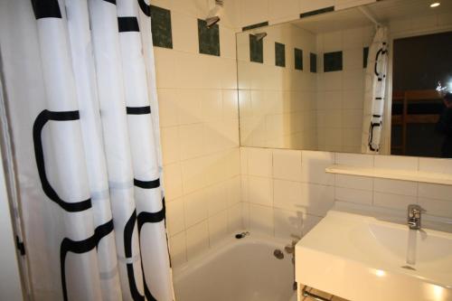 une salle de bain avec une baignoire, un lavabo et un rideau de douche dans l'établissement Résidence Home Club 2 - Studio soigné et confortable MAE-3784, à Tignes