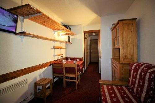 Cette petite chambre comprend une table et une chaise. dans l'établissement Chalet Club - Studio 2 personnes à 100m des pistes MAE-3791, à Tignes