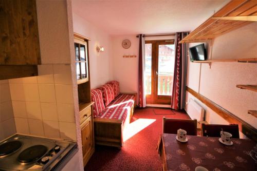- une cuisine avec un canapé et une table dans une chambre dans l'établissement Chalet Club - Studio 2 personnes à 100m des pistes MAE-3791, à Tignes