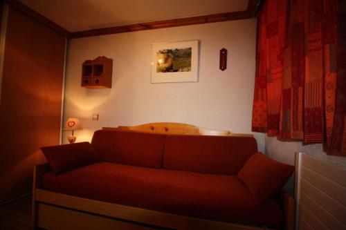 - un salon avec un canapé et une baignoire dans l'établissement Résidence Palafour - Petit studio 2 - nord vue montagne MAE-3798, à Tignes