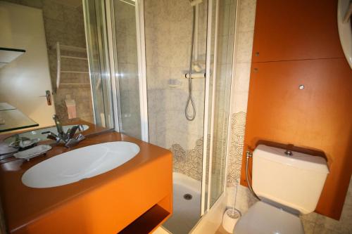 une salle de bain avec un lavabo, une douche et des toilettes dans l'établissement Résidence Palafour - Petit studio 2 - nord vue montagne MAE-3798, à Tignes