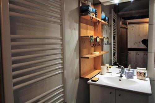 une salle de bain avec un lavabo et un miroir dans l'établissement Résidence Tufs - Nid douillet pour 2, charmant et confortable studio MAE-3814, à Tignes