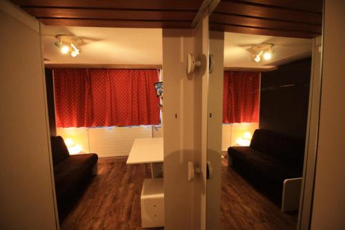 un salon avec un canapé et une table dans l'établissement Résidence Palafour - Petit studio 2 - nord vue montagne MAE-3811, à Tignes