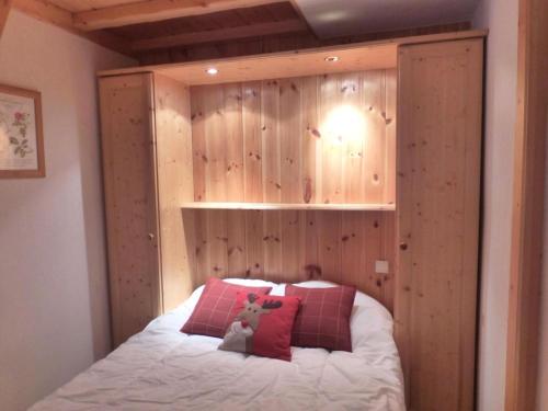 - une chambre avec un lit et un mur en bois dans l'établissement Résidence Le Krystor - Appartement 2 pièces cabine pour 4 personnes proche du centre de Méribel et des commerces MAE-4520, à Les Allues