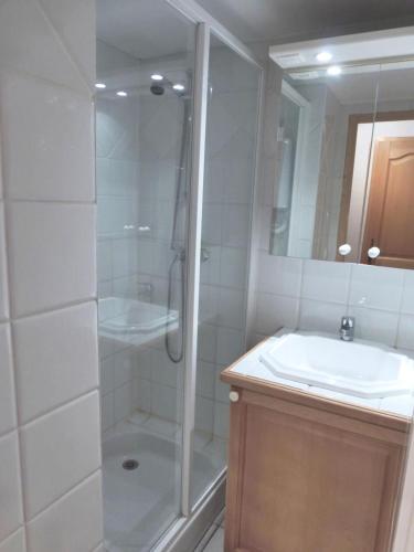 une salle de bain blanche avec une douche et un lavabo dans l'établissement Résidence Le Krystor - Appartement 2 pièces cabine pour 4 personnes proche du centre de Méribel et des commerces MAE-4520, à Les Allues