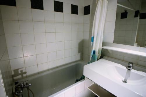 une salle de bain avec un lavabo et une baignoire dans l'établissement Résidence Home Club 1 - Plusieurs studios disponibles pour vos séjours en famille, groupes d'amis MAE-4321, à Tignes