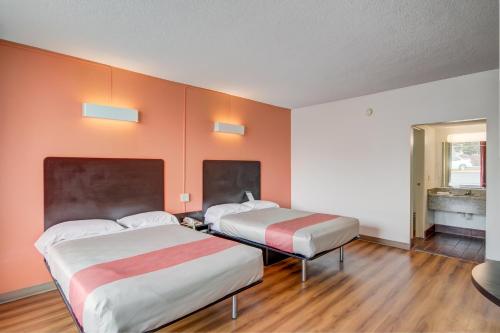 Ένα ή περισσότερα κρεβάτια σε δωμάτιο στο Motel 6-Somerset, KY