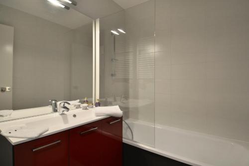 a bathroom with a tub and a sink and a shower at Résidence Carroley B - Appartement rénové · Proche des pistes · Vue pistes · Balcon MAE-7112 in Mâcot La Plagne