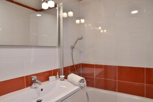 une salle de bain avec une baignoire, un lavabo et une douche dans l'établissement Résidence Saint Jacques A - 2 Pièces pour 5 Personnes 15, à Mâcot La Plagne