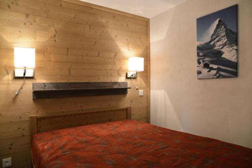 - une chambre avec un lit et deux lumières sur le mur dans l'établissement Résidence Saint Jacques A - 2 Pièces pour 5 Personnes 15, à Mâcot La Plagne