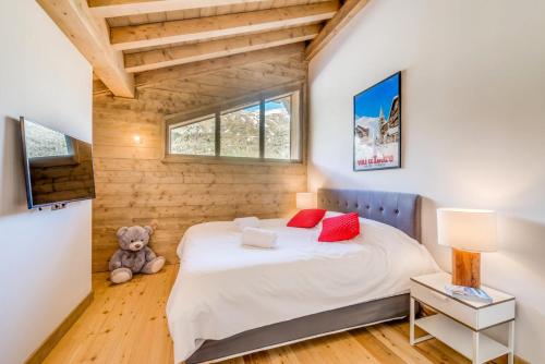 - une chambre avec un lit et un ours en peluche dans l'établissement Résidence Lodge Des Neiges C - Appartement 4 - pied de pistes, service hotelier inclus MAE-2566, à Tignes