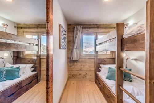une chambre avec deux lits superposés et une fenêtre dans l'établissement Résidence Lodge Des Neiges C - Appartement 4 - pied de pistes, service hotelier inclus MAE-2579, à Tignes