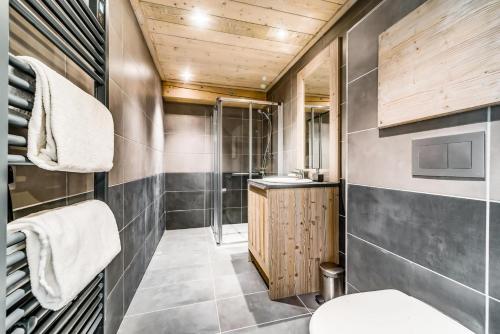 une salle de bain avec douche et toilettes dans l'établissement Résidence Lodge Des Neiges C - Appartment 4 - pied de pistes, service hotelier inclus MAE-2582, à Tignes