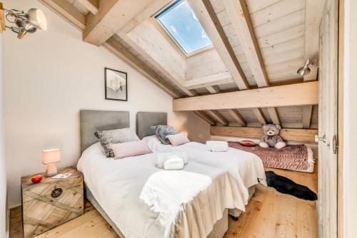 deux lits dans une chambre avec plafonds en bois dans l'établissement Résidence Lodge Des Neiges C - Appartment 4 - pied de pistes, service hotelier inclus MAE-2582, à Tignes
