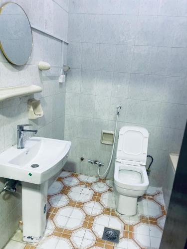 łazienka z umywalką i toaletą w obiekcie BYC Homes w Abu Zabi