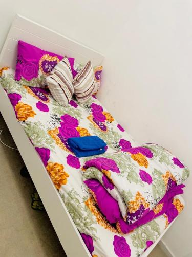 białe pudełko z łóżkiem i kwiatami na nim w obiekcie BYC Homes w Abu Zabi