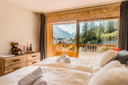 une chambre avec deux lits et une grande fenêtre dans l'établissement Résidence Lodge Des Neiges C - Appartement 4 - pied de pistes, service hotelier inclus MAE-4482, à Tignes