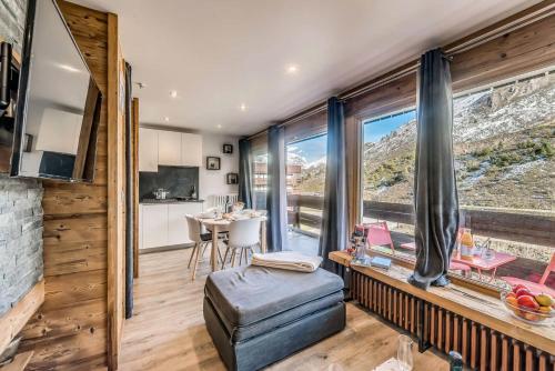 une cuisine et un salon avec une grande fenêtre dans l'établissement Résidence Pistes - Studio 4 rénové - pied des pistes MAE-4648, à Tignes