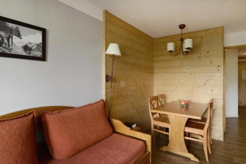 un salon avec un canapé et une table dans l'établissement Résidence Themis - 2 Pièces pour 5 Personnes 66, à Mâcot La Plagne