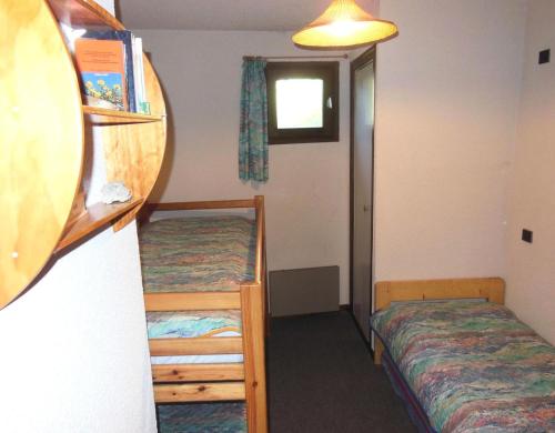 une chambre avec deux lits superposés et un miroir dans l'établissement Résidence Ancolie - Les Hauts De Planchamp - 2 Pièces pour 5 Personnes MAE-4882, à Champagny-en-Vanoise