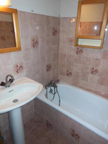 une salle de bain avec un lavabo et une baignoire dans l'établissement Résidence Ancolie - Les Hauts De Planchamp - 2 Pièces pour 5 Personnes MAE-4882, à Champagny-en-Vanoise