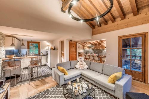 un salon avec un canapé et une cuisine dans l'établissement Chalet Breckenridge Sud - Chalet 4 - 129m2 - 6 chambres, 6 salles de bain MAE-4883, à Tignes