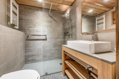 łazienka z umywalką i prysznicem w obiekcie Chalet Breckenridge Sud - Chalet 4 - 129m2 - 6 chambres, 6 salles de bain MAE-4883 w mieście Tignes