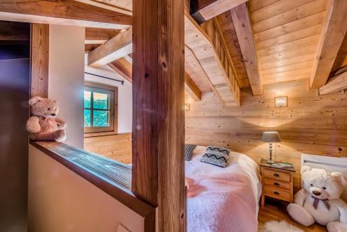 sypialnia z dwoma misiami siedzącymi na łóżku w obiekcie Chalet Breckenridge Sud - Chalet 4 - 129m2 - 6 chambres, 6 salles de bain MAE-4883 w mieście Tignes