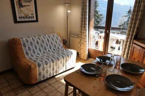 - un salon avec une table, un canapé, une table et des chaises dans l'établissement Résidence Les Aiguilles - Bat Vorassay - Vorassay C35 MAE-5282, à Saint-Gervais-les-Bains