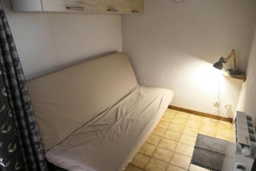 Ce lit se trouve dans une petite chambre lumineuse. dans l'établissement Résidence Les Aiguilles - Bat Vorassay - Vorassay C35 MAE-5282, à Saint-Gervais-les-Bains