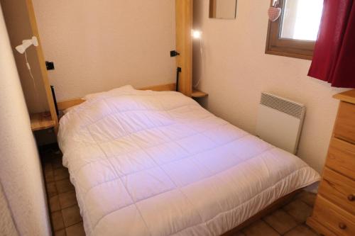 Cette petite chambre dispose d'un lit blanc et d'une fenêtre. dans l'établissement Résidence Les Aiguilles - Bat Vorassay - Vorassay C32 MAE-5293, à Saint-Gervais-les-Bains