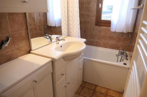 une salle de bain avec un lavabo et une baignoire dans l'établissement Résidence Les Aiguilles - Bat Vorassay - Vorassay C32 MAE-5293, à Saint-Gervais-les-Bains
