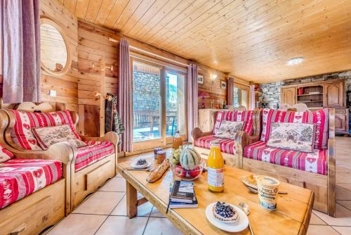 - un salon en rondins avec des canapés et une table dans l'établissement Chalet Gypaete - Chalet Traditionnel 180m2 - 6 chambres, 6 salles de bain, jacuzzi MAE-5886, à Tignes