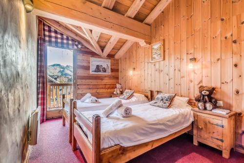 Un pat sau paturi într-o cameră la Chalet Gypaete - Chalet Traditionnel 90m2 - 5 chambres, 4 salles de bain, sauna MAE-5891