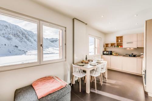 une cuisine et une salle à manger avec une table et une fenêtre dans l'établissement Résidence Armaillis - Appartement rénové, vue lac MAE-6349, à Tignes