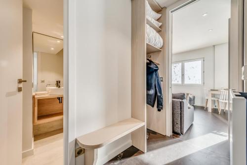 un dressing avec un banc dans une pièce dans l'établissement Résidence Armaillis - Appartement rénové, vue lac MAE-6349, à Tignes