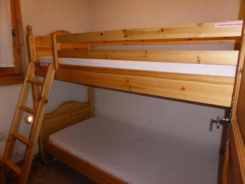 Ce lit superposé se trouve dans un dortoir avec une échelle. dans l'établissement Résidence Les Amethystes B - Améthystes B02 MAE-6409, aux Houches