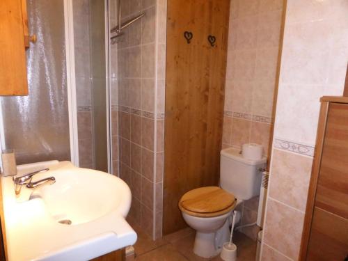 une salle de bain avec toilettes et lavabo dans l'établissement Résidence Les Amethystes B - Améthystes B02 MAE-6409, aux Houches