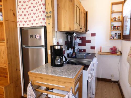 Elle comprend une petite cuisine équipée d'un réfrigérateur en acier inoxydable. dans l'établissement Résidence Aiguille Du Midi Bat A - Aiguille du Midi A778 MAE-6406, aux Houches