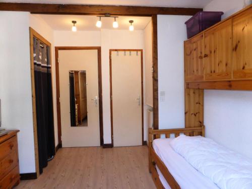 une chambre avec un lit superposé et un miroir dans l'établissement Résidence Aiguille Du Midi Bat A - Aiguille du Midi A778 MAE-6406, aux Houches