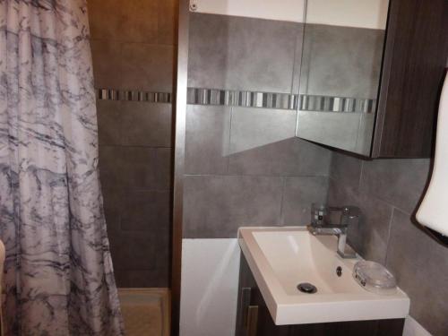 une salle de bain avec un lavabo et une douche dans l'établissement Résidence Aiguille Du Midi Bat A - Aiguille du Midi A778 MAE-6406, aux Houches