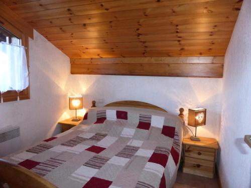 - une chambre avec un lit et deux lampes sur les tables dans l'établissement Chalets Alpages - Chalets Alpages 4 MAE-6417, aux Houches