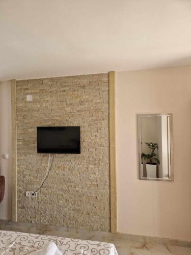 Una televisión o centro de entretenimiento en Apartmani Nataly M