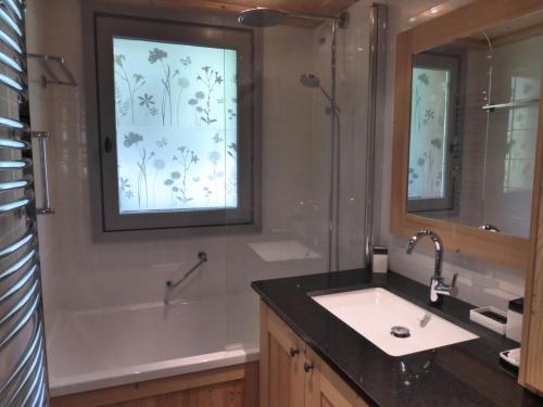 a bathroom with a sink and a shower and a window at Résidence L'edelweiss - Joli appartement 3 pièces situé dans un environnement calme dans le centre de Méribel et proche des pistes de ski MAE-6571 in Les Allues