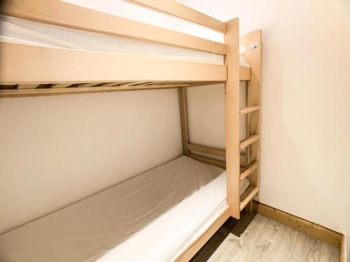 Cette chambre comprend des lits superposés en bois. dans l'établissement Résidence Tommeuses - Studio rénové·Pieds des pistes ·Balcon MAE-6704, à Tignes